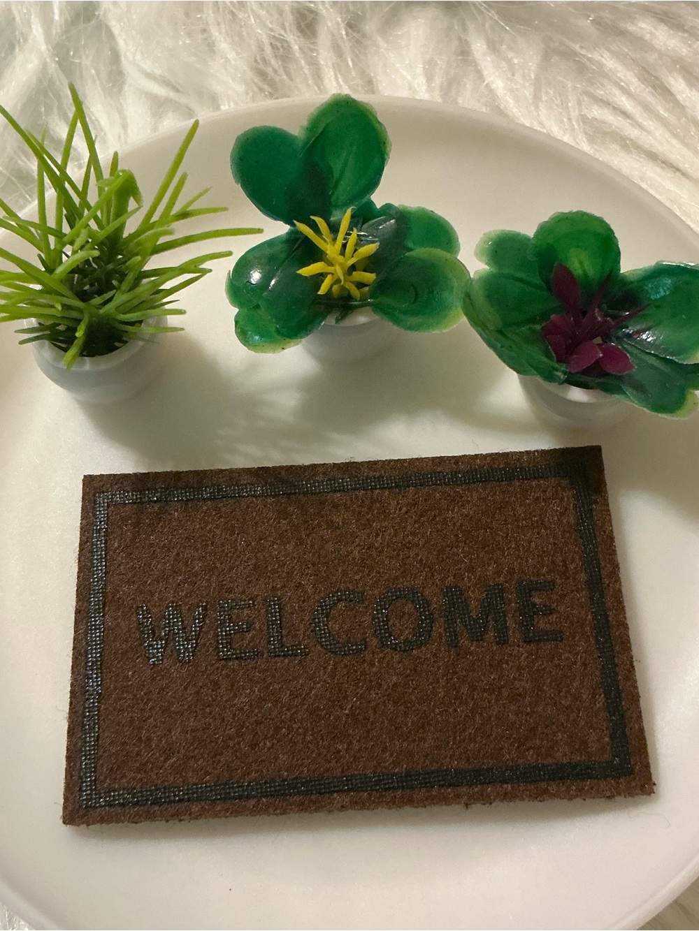 Lot of 4 mini dollhouse accessories, welcome mat and potted plants
